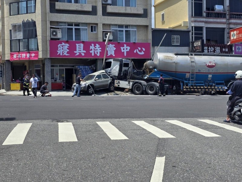 成功鎮台11線省道水泥粉槽車失控撞民宅　寢具特賣中心及兩車受損