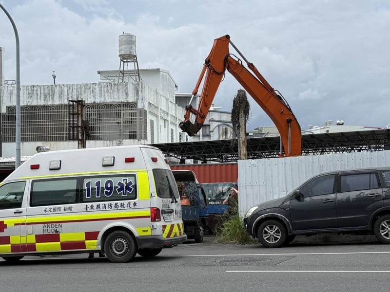 正氣北路建築工地意外　男子遭移動怪手撞傷送醫