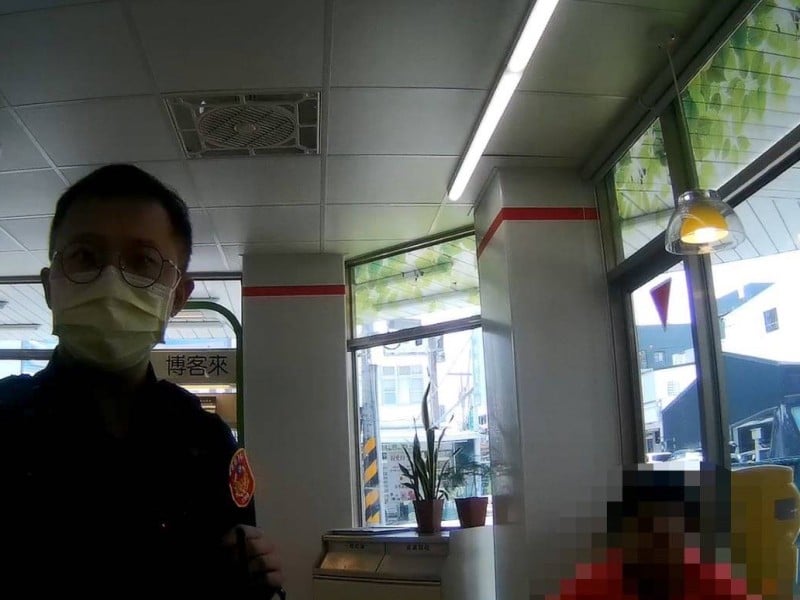 超商前徘徊引關心，員警耐心協助返家