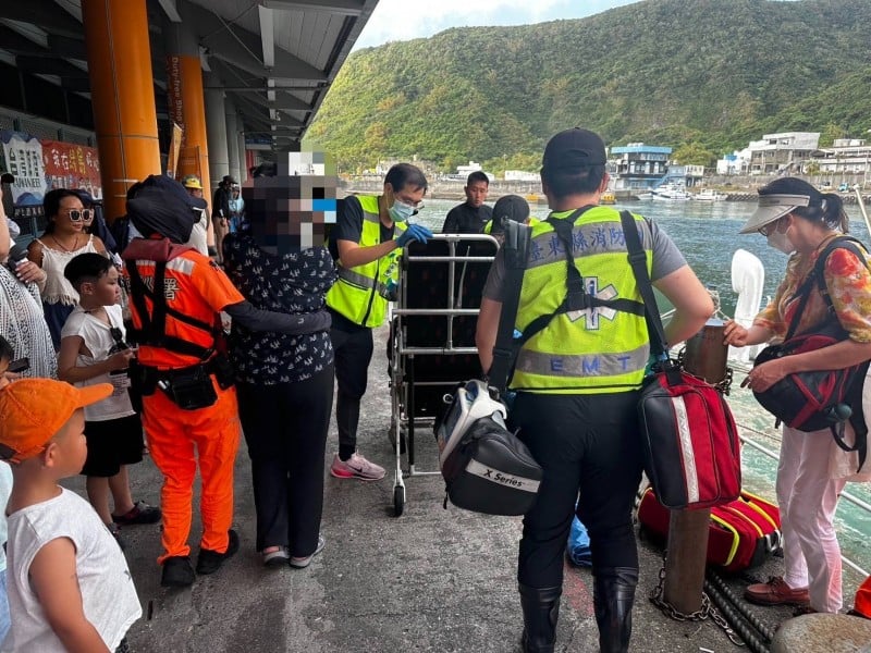 綠島船客「疑換氣過度」突感不適 ！海巡消防立即救護