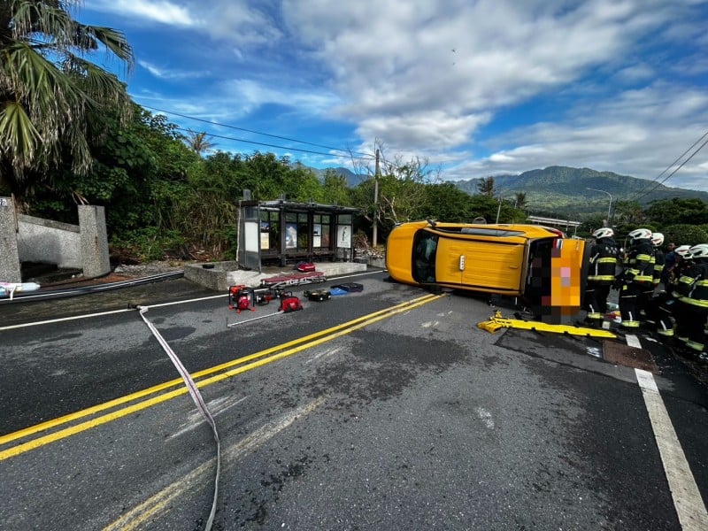 計程車翻車 男子受困傷送醫