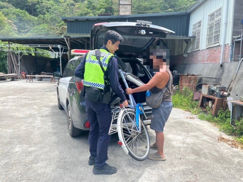 自行車爆胎卡偏鄉，載車解外籍旅客困