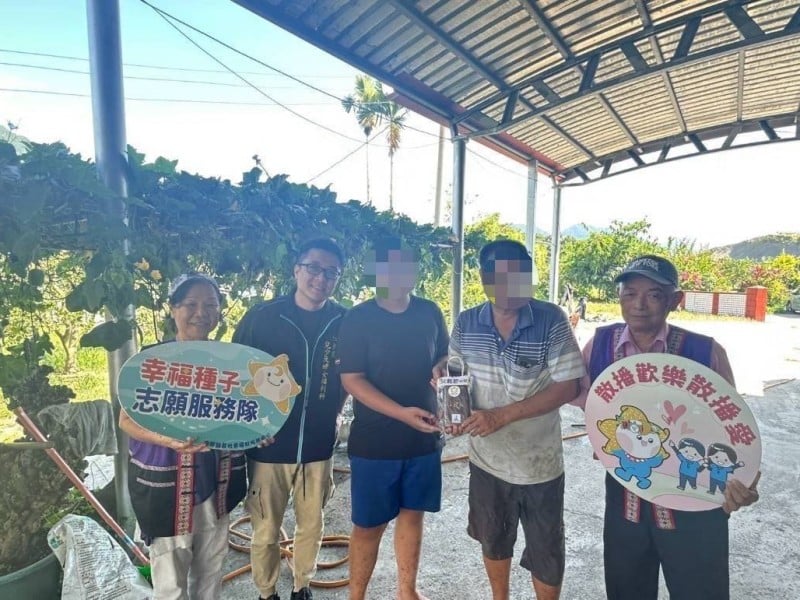 一針一線縫進祝福，海岸線社福中心攜志工致敬「父兼母職」爸爸