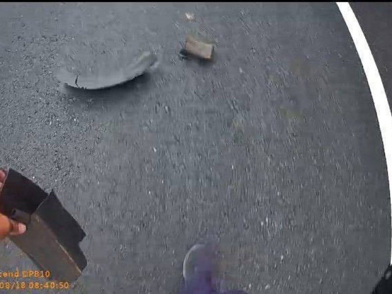 車輛爆胎受困路旁，員警即時伸援解困