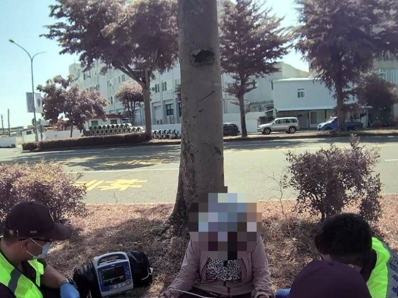 婦人疑中暑癱坐分隔島，協助牽車護送平安返家