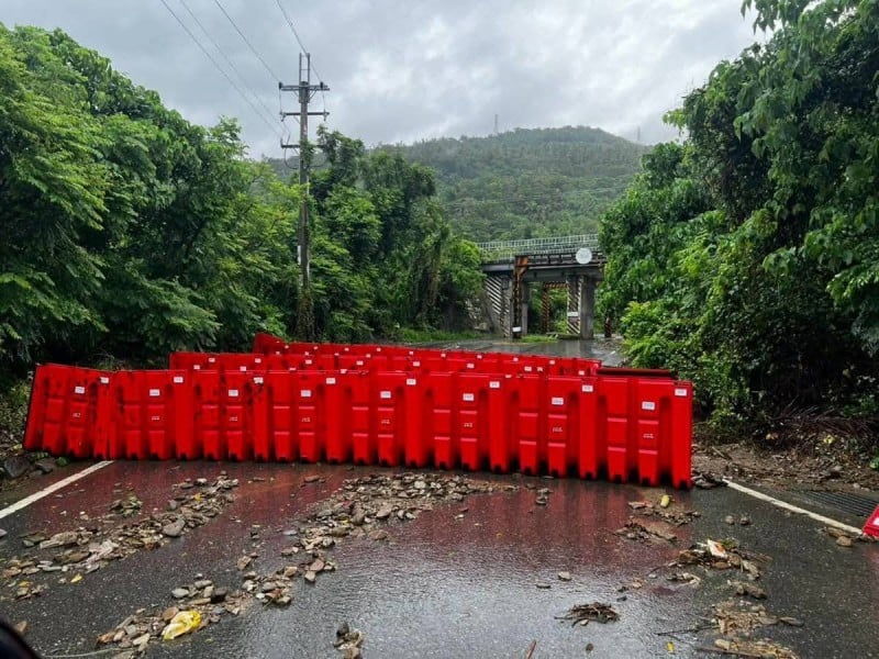 太麻里出入金針山道路鐵橋下方邊坡崩塌　土石流淌路面道路暫時封閉