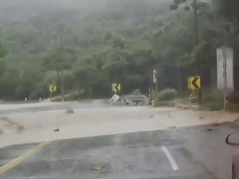 【快訊】豪雨狂炸屏東楓港！台9線與台1線交會處積水如黃河 駕駛冒險涉水