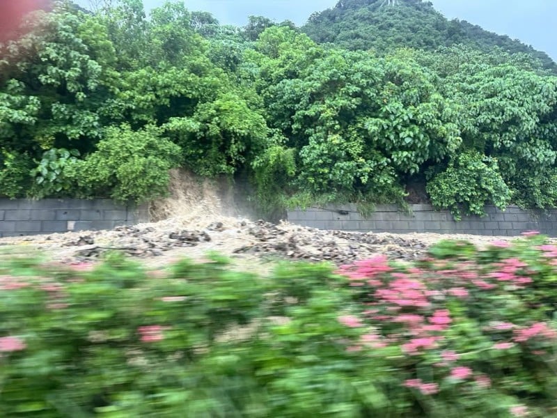 ​豪雨狂炸！台一線枋山段爆土石流 泥流如瀑布奔騰衝車道「北上全封、南下單線雙向通行」
