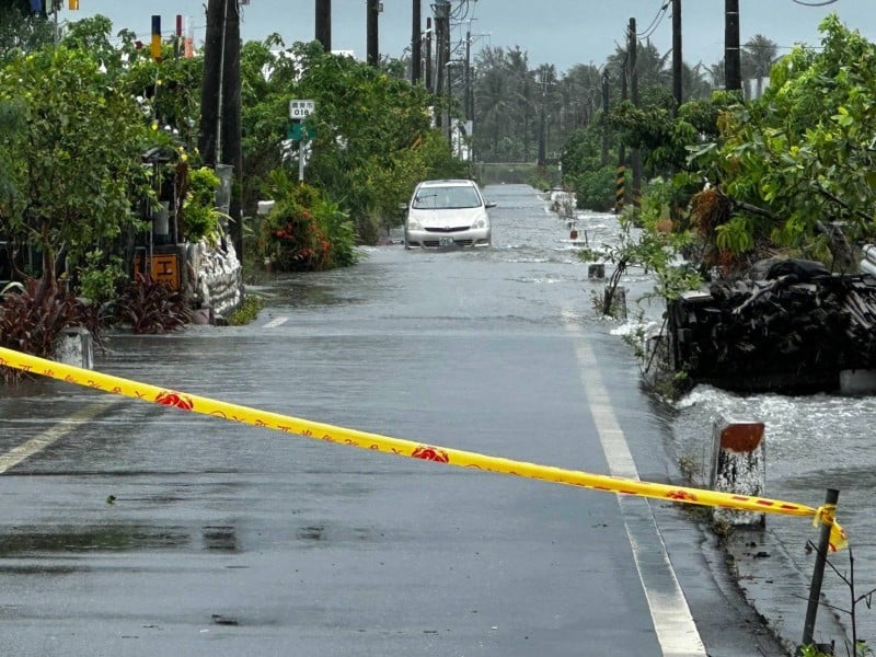 豪雨造成道路積水　豐里警冒雨設警戒守護用路安全