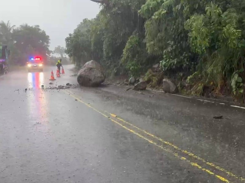 強降雨沖刷「巨石崩落」阻路！都蘭警戒護用路安全