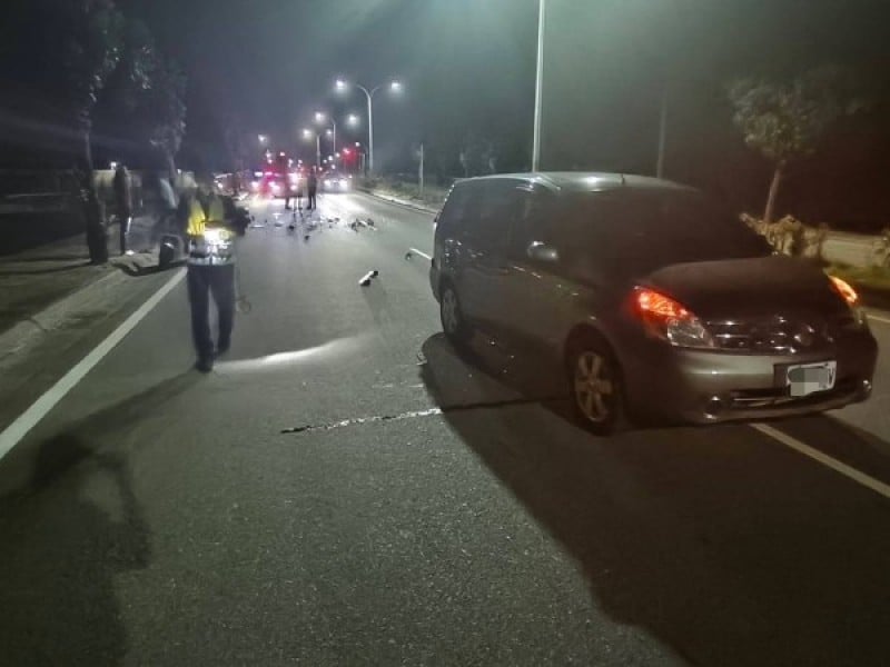 機車與自小客臨海路二段路口碰撞 騎士骨折送醫