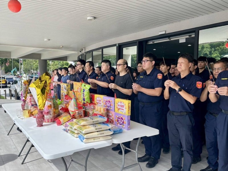 分局長中元普渡祈福，率同仁祈求治安交安