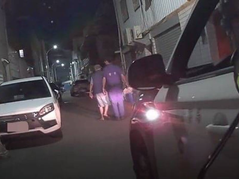 深夜迷途找不到家，一路陪伴護送返家