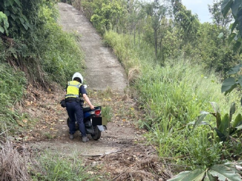 機車陷草叢動彈不得，伸援助旅人平安續行