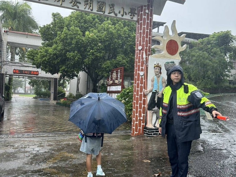 開學日護童不缺席 大武警進校園守護學童平安
