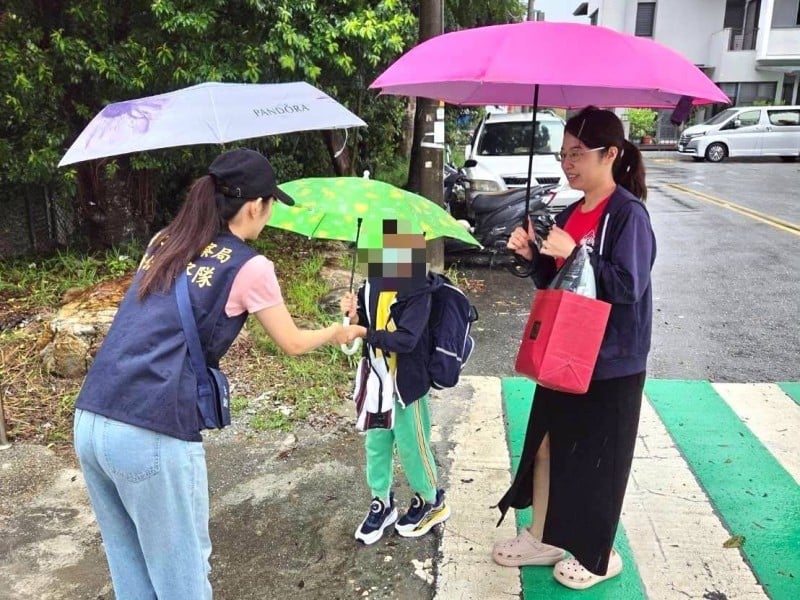 哨聲響起安全到！開學日波麗士發放「防身口哨」
