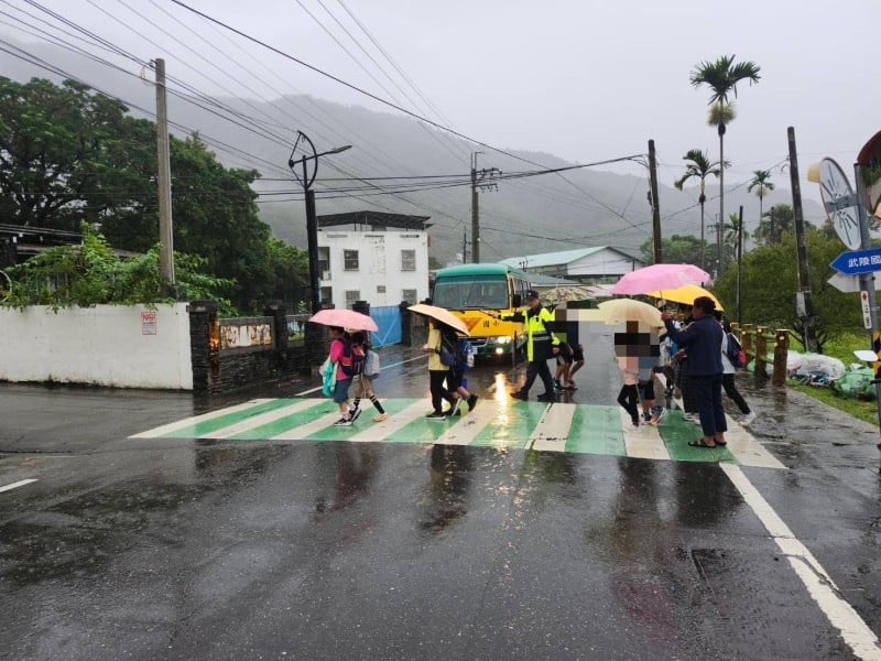 開學遇大雨守護不打烊，警護童迎接交通安全月