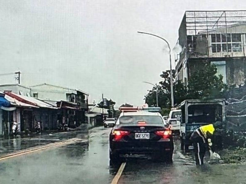 豪雨襲台東水溝堵塞，冒雨清除雜物防積水