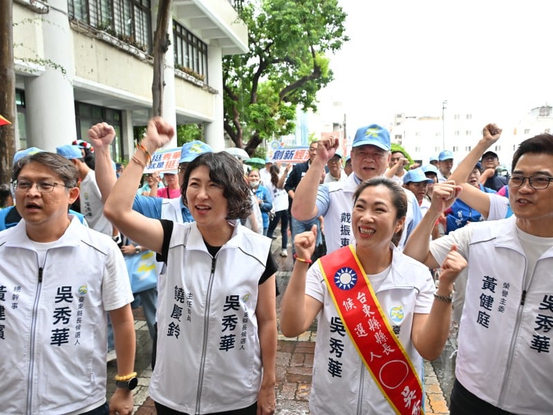 吳秀華完成登記投入縣長選戰　黃健庭、饒慶鈴相挺交棒吳秀華