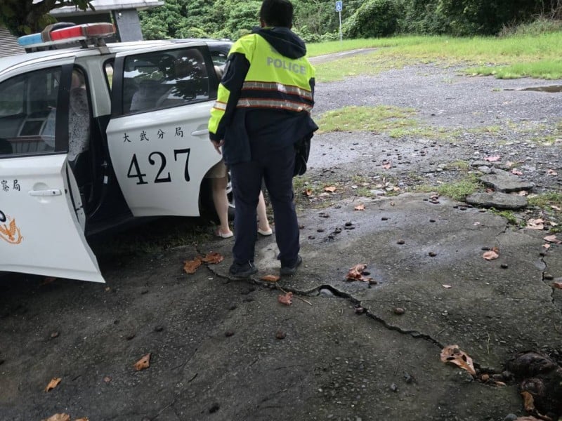 大雨中的暖心援手，護送趕搭末班火車