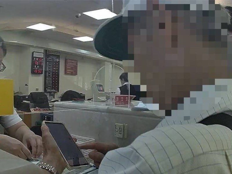 八旬翁掏10萬元「領投資獲利」，警銀聯手攔阻LINE群組詐騙