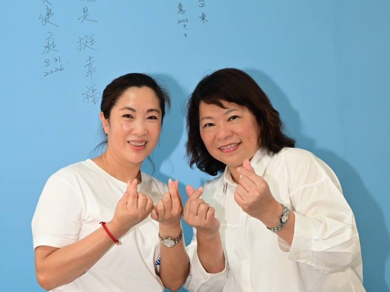黃敏惠到訪競選總部力挺吳秀華 ! 分享市政經驗 親筆寫下「秀自己、秀台東」