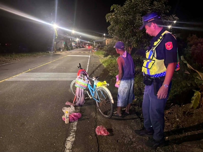 部落長輩喝茫路倒起不來 達仁警攜手熱心山警護送平安返家