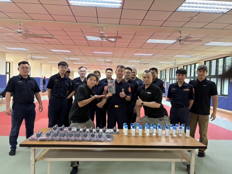 企業捐贈辣椒水噴霧器，警員執勤安全更有保障
