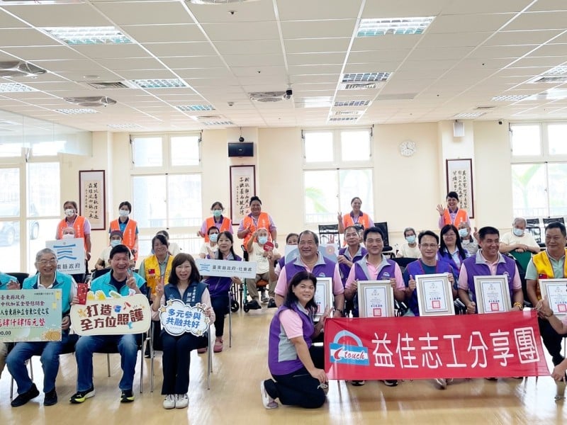 攜手送暖守護弱勢 ! 5民間團體串連80人 捐贈「100台沐浴椅」