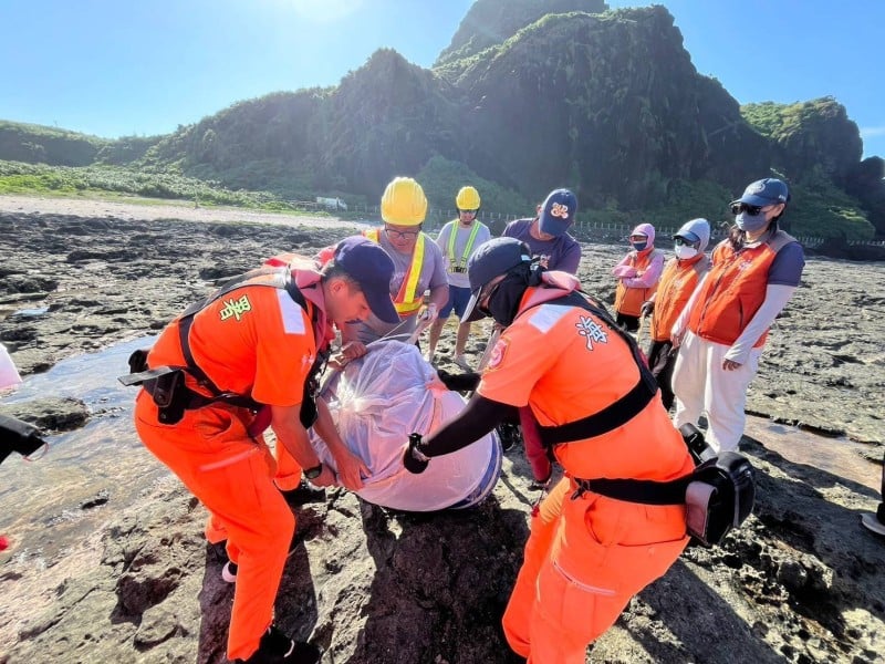 綠島駱駝岩廢油桶漏油 ! 海巡、海保署、志工防止污染擴大
