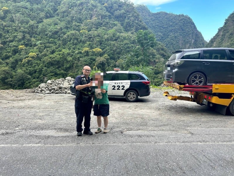 南橫公路車輛突拋錨 ! 關山警即刻馳援
