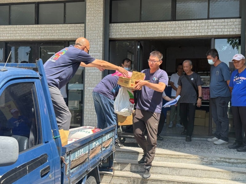 臺東市果菜市場攜手攤商捐贈物資