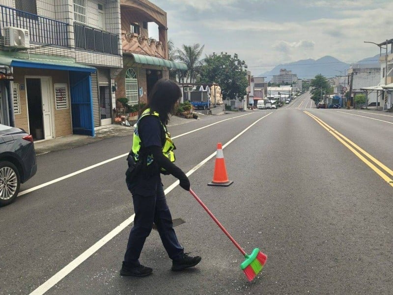 事故處理完仍掛心用路人！女警折返現場清掃碎玻璃