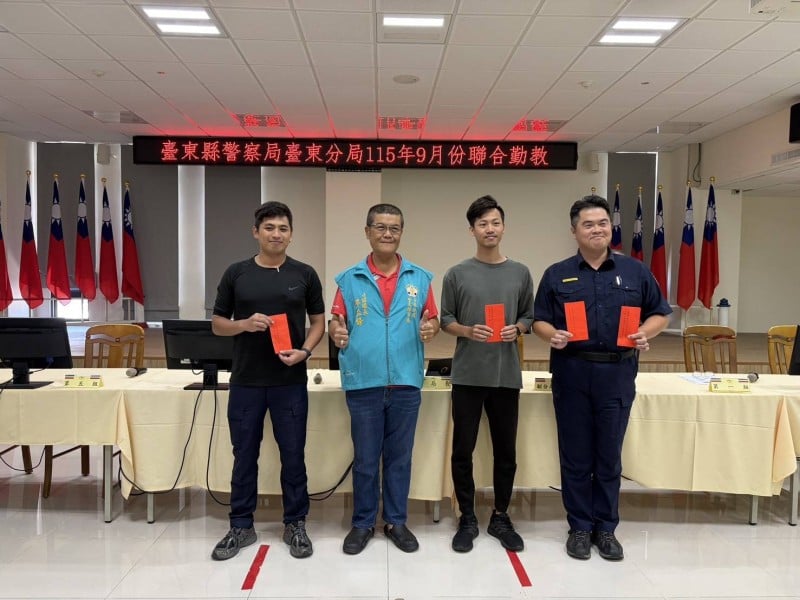 警友力挺東警治安工作　聯合勤教頒獎慰勉並致贈手機支架