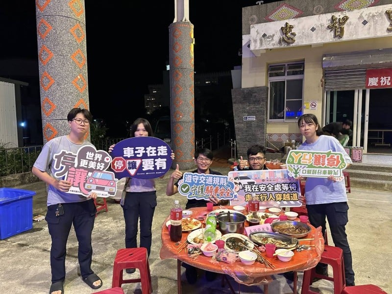 舉辦中秋烤肉晚會同歡，凝聚情誼不忘宣導交安