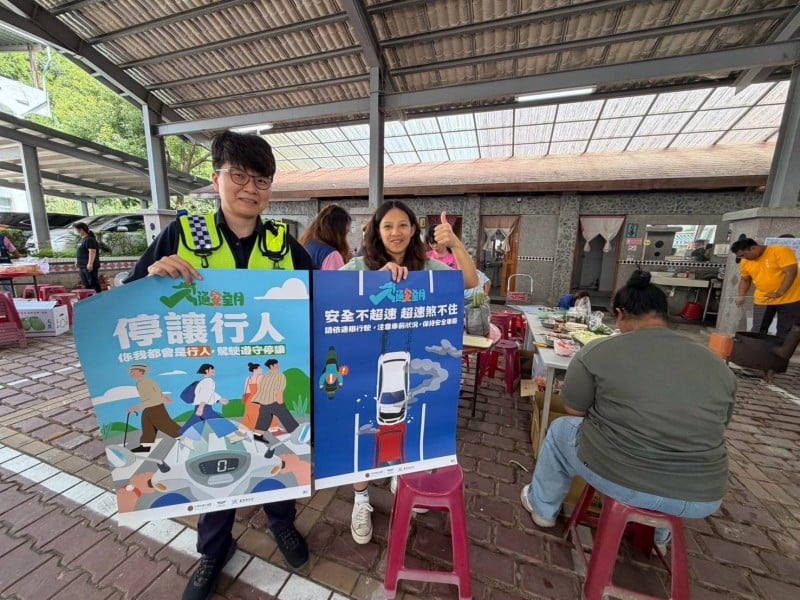 交通安全月深入轄區 ! 關警海報、布條及跑馬燈齊提醒