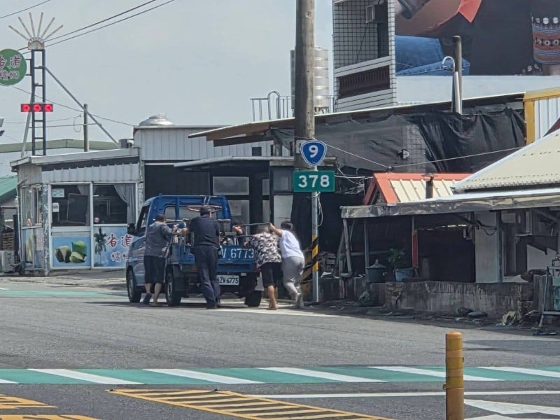 貨車拋錨路中央，協力推車移路緣