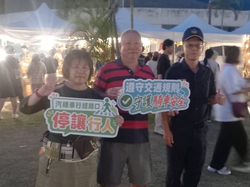 趁月光海美景宣導交安，「騎車毋通趕、停讓保平安」