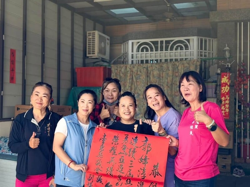 吳秀華到府貼紅榜　賀郭婞淳亞運摘銅、陳瑋柔臥舉奪金為台東爭光