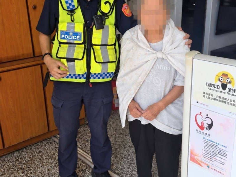 婦人迷途徘徊臺11線，耐心尋線索護送返家