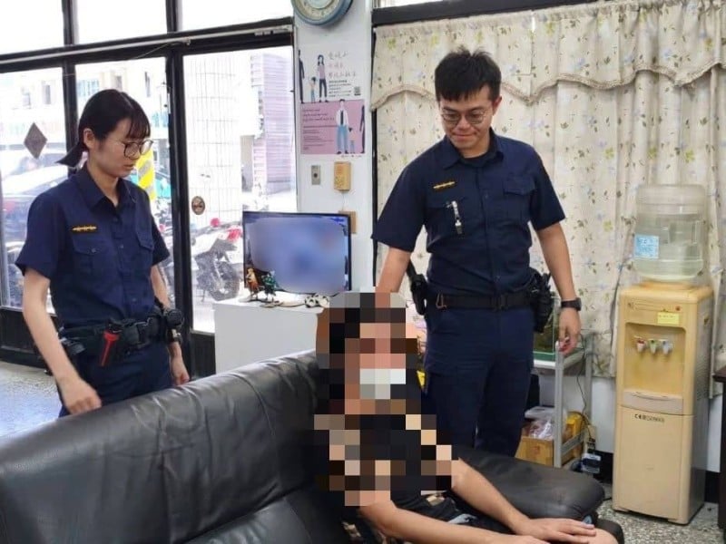 男子街頭無助徘徊許久，警掏腰包買便當助返家