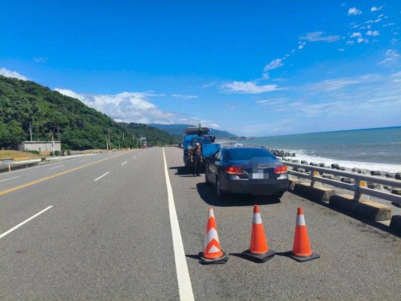 南迴公路車輛意外爆胎，巡邏警員迅速協助排障