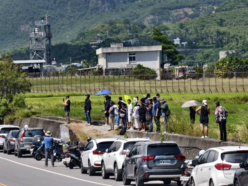 首批F-16V今將飛抵志航基地，軍事迷頂著烈日架鏡頭守候
