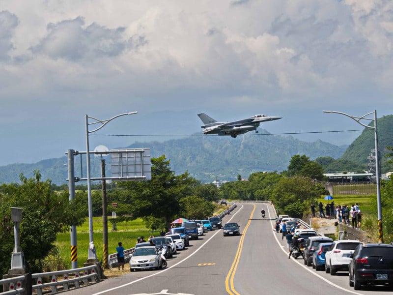 兩架全新F-16V降落志航基地　台東天空迎來新戰機身影