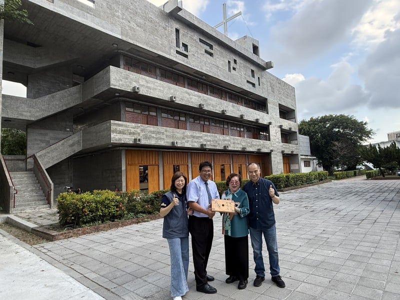 跨界善心捐贈輪椅式履帶爬梯機 公東教堂無障礙再升級
