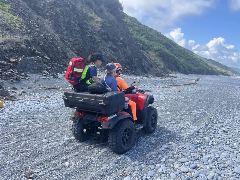 阿塱壹古道男子身體不適　海巡消防合力接駁送醫
