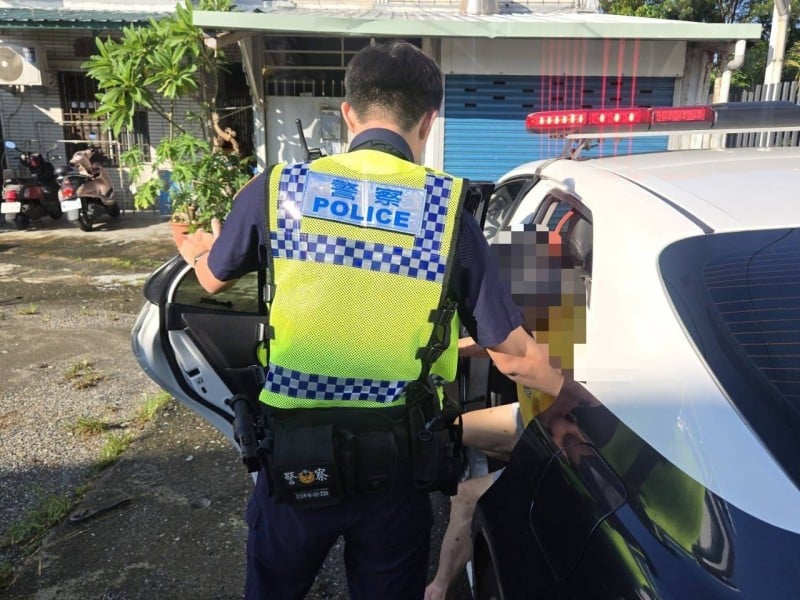9旬翁頭暈倒臥路旁　中興警聯繫119確認狀況護送返家