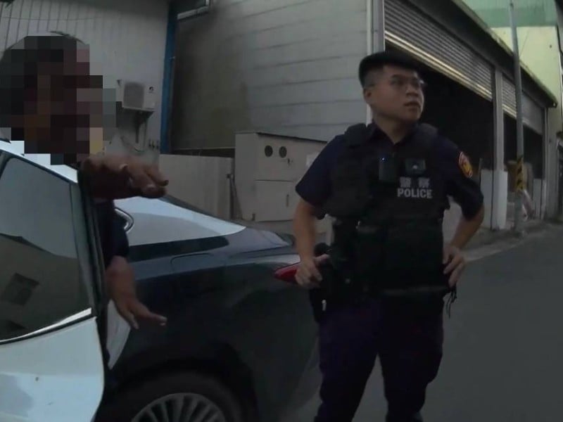 車資不足躺臥牆邊 暖警助返家