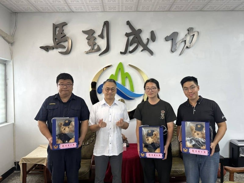 三警員榮調展開新篇章，贈紀念品祝福鵬程萬里