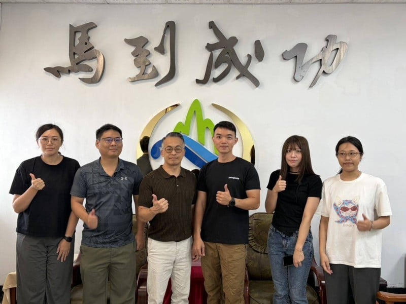 7名警員榮調展新程，致贈紀念品獻上祝福